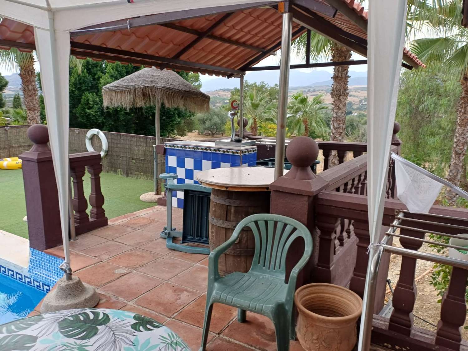 Complesso residenziale in ardesia con 5 case e piscina.