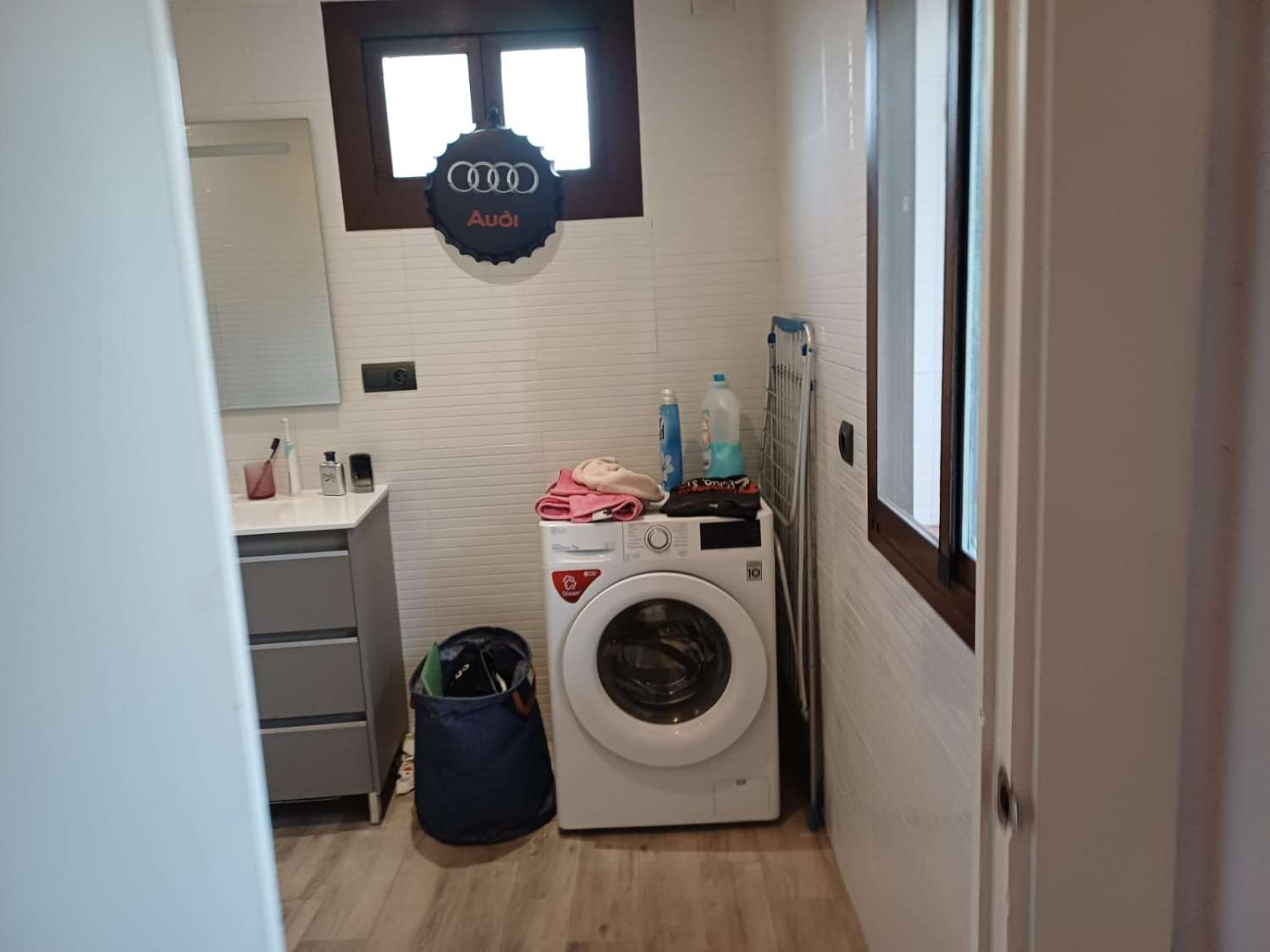 Complesso residenziale in ardesia con 5 case e piscina.