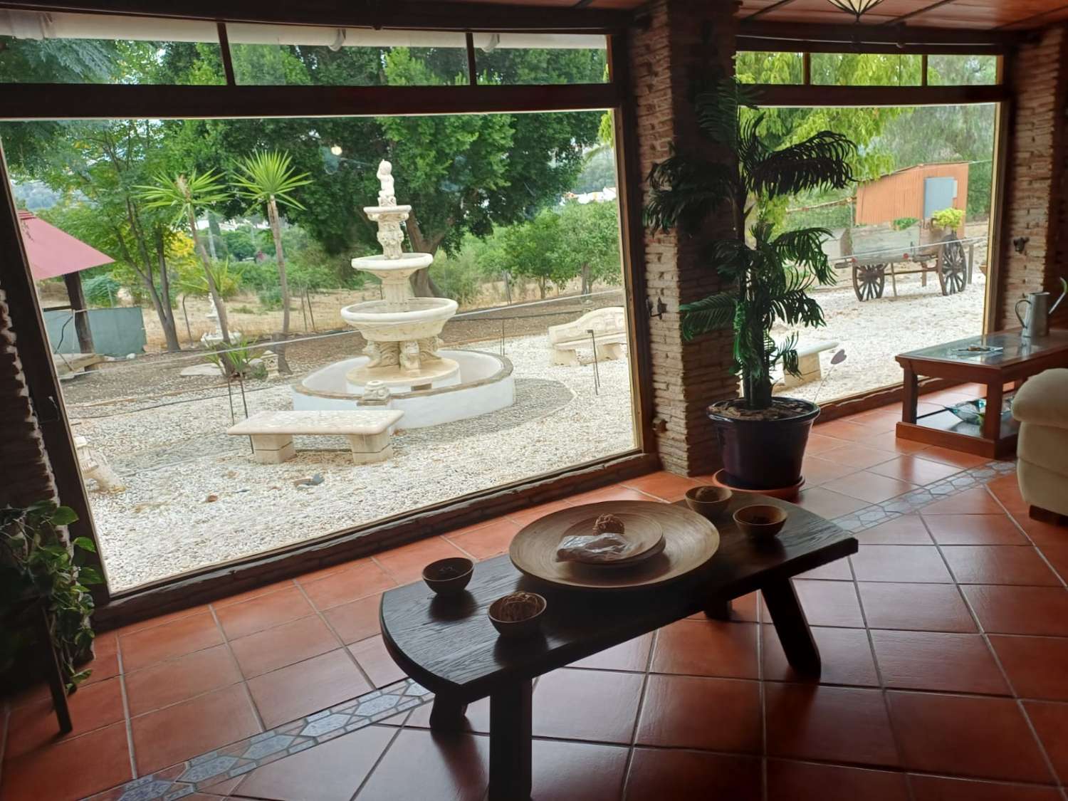 Complesso residenziale in ardesia con 5 case e piscina.