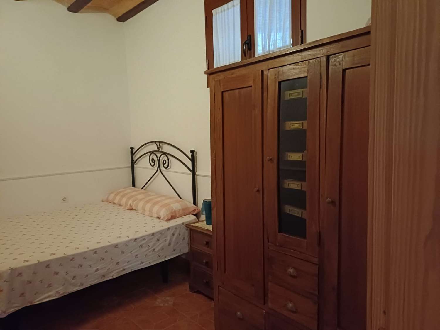Complesso residenziale in ardesia con 5 case e piscina.