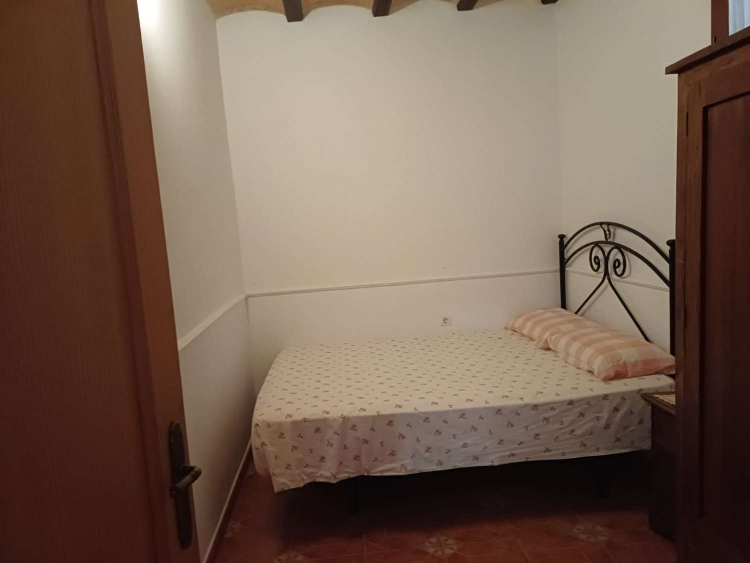 Complesso residenziale in ardesia con 5 case e piscina.