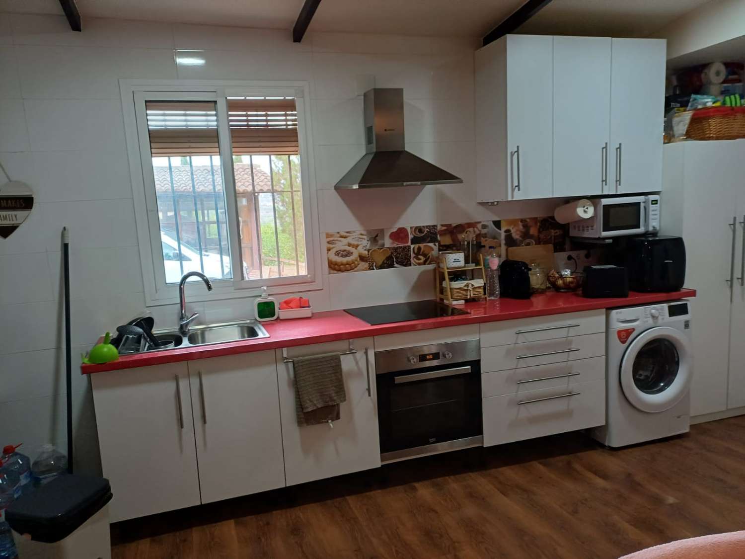 Complesso residenziale in ardesia con 5 case e piscina.
