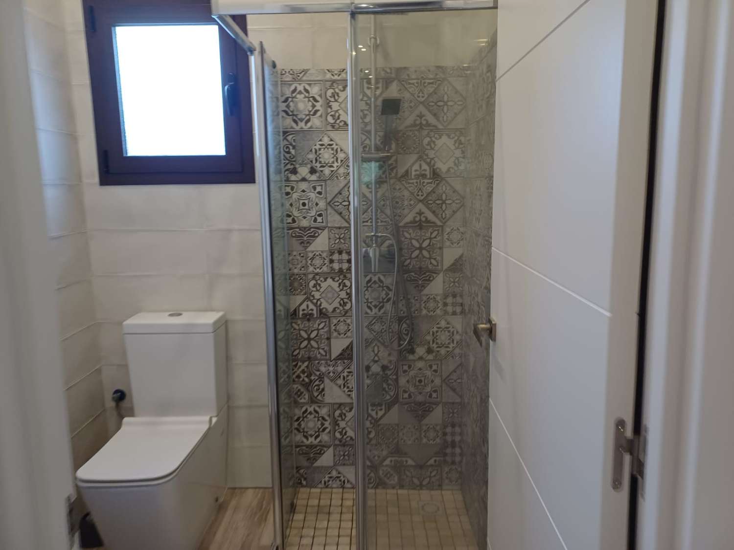 Complesso residenziale in ardesia con 5 case e piscina.
