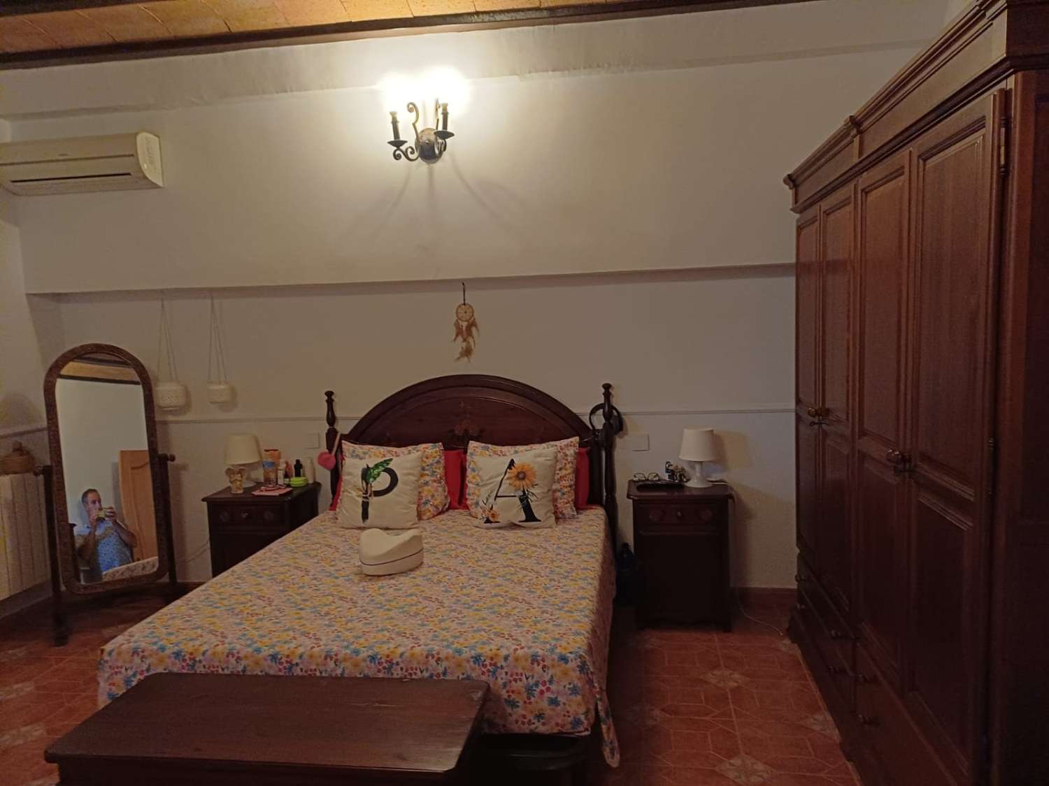 Complesso residenziale in ardesia con 5 case e piscina.