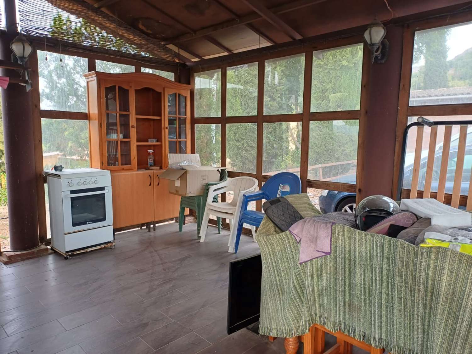 Complesso residenziale in ardesia con 5 case e piscina.