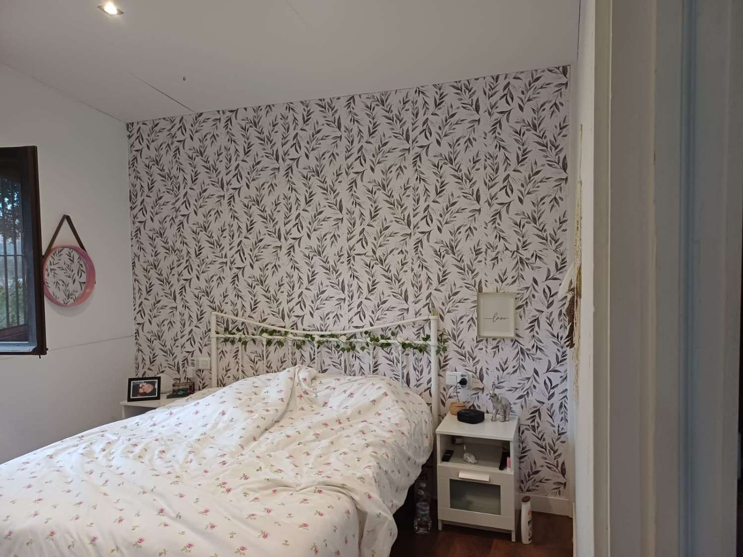 Complesso residenziale in ardesia con 5 case e piscina.