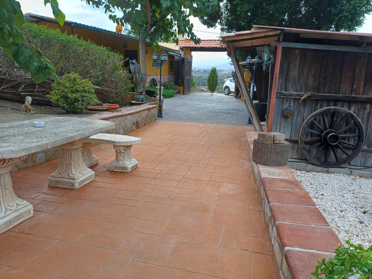 Complesso residenziale in ardesia con 5 case e piscina.