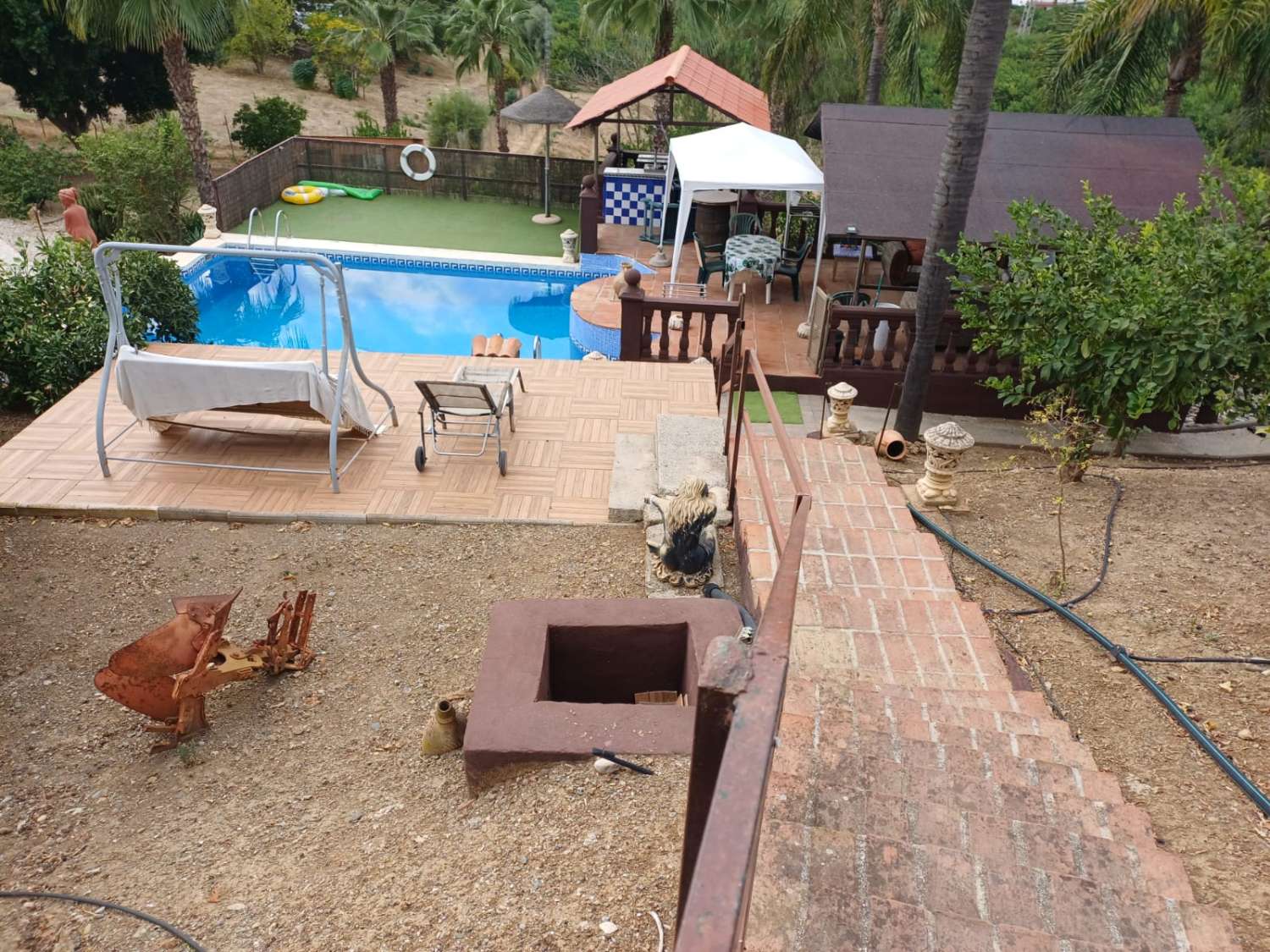 Complesso residenziale in ardesia con 5 case e piscina.