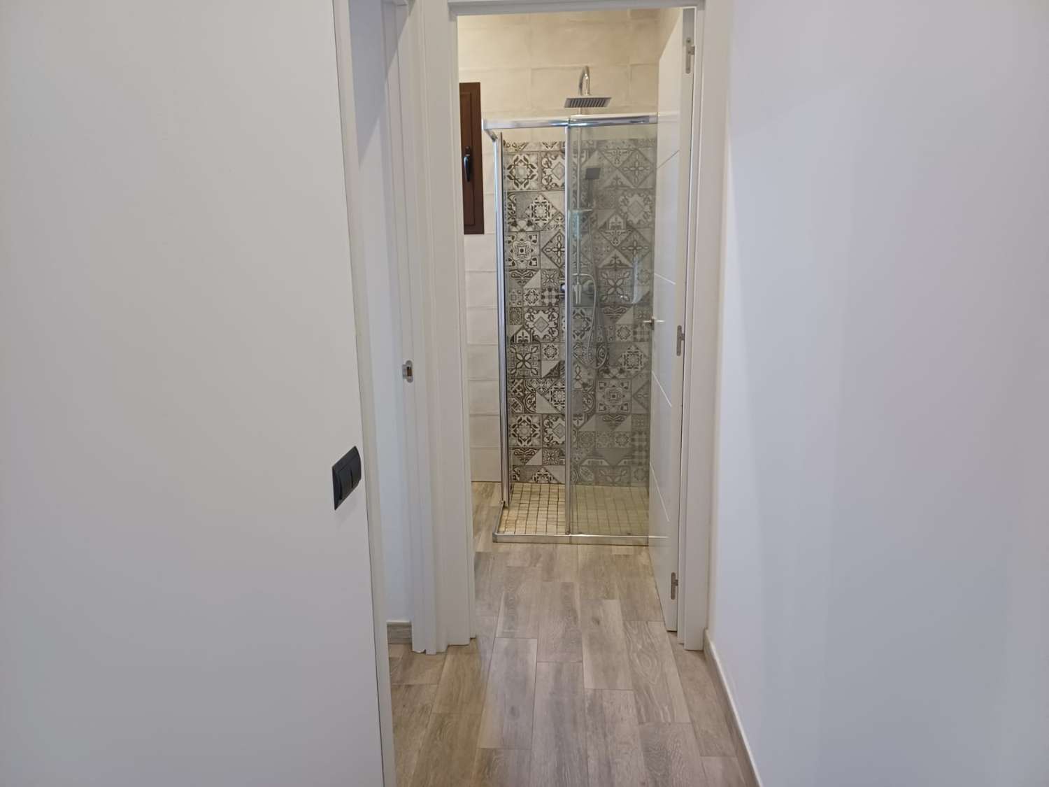 Complesso residenziale in ardesia con 5 case e piscina.
