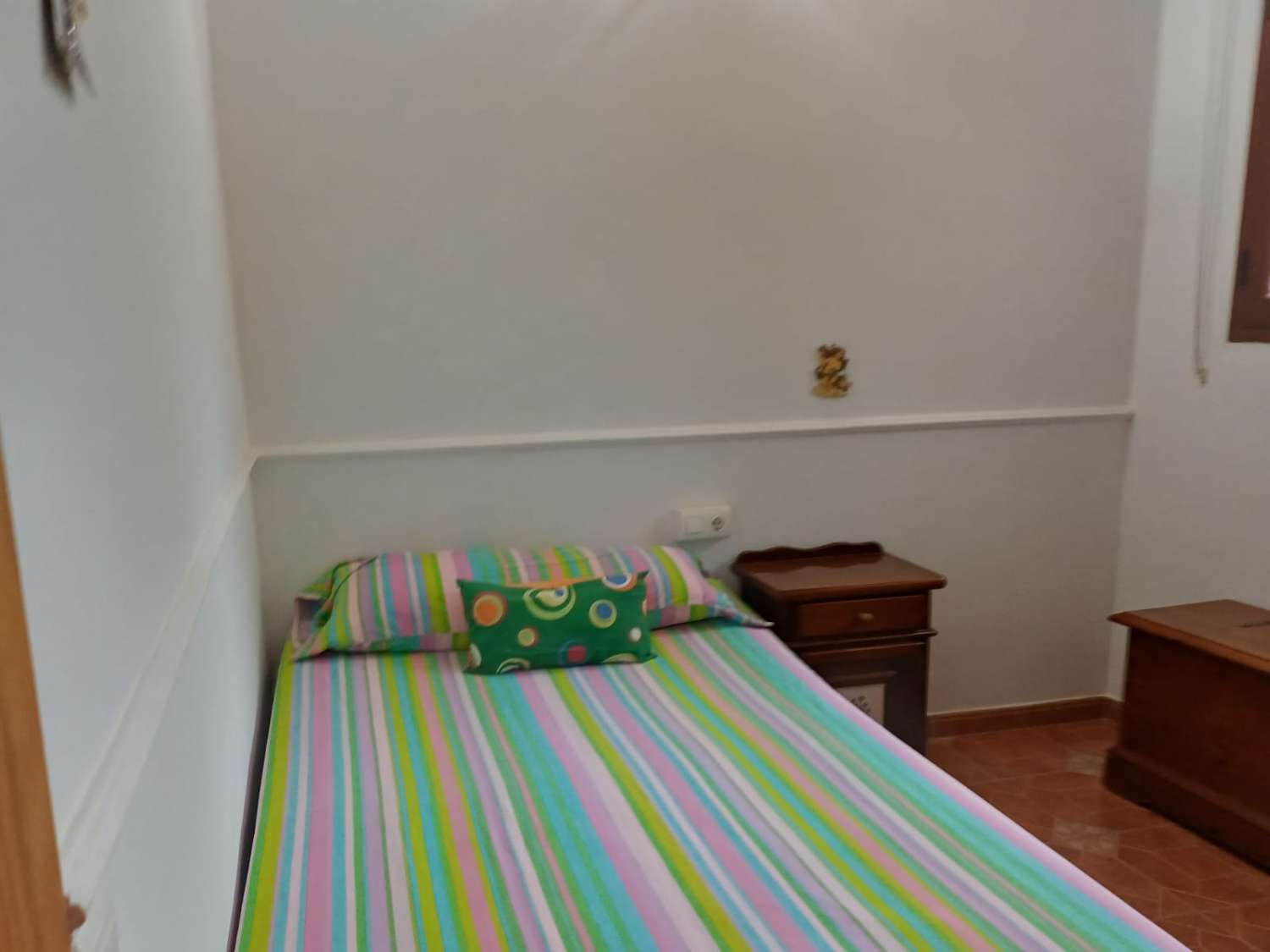 Complesso residenziale in ardesia con 5 case e piscina.