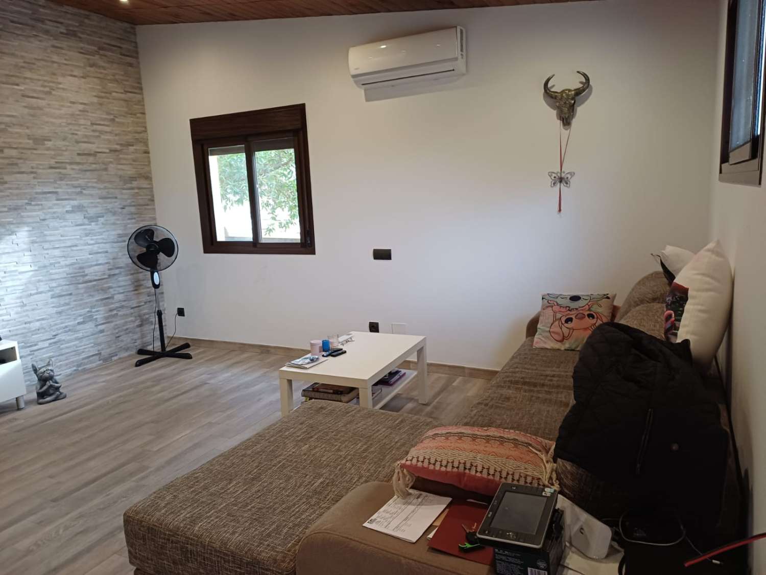 Complesso residenziale in ardesia con 5 case e piscina.