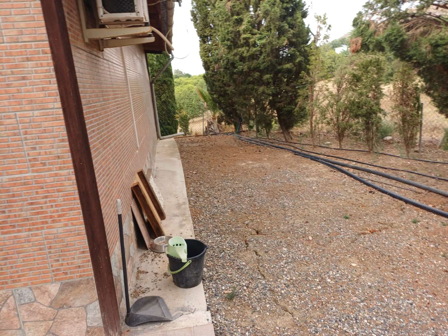Complesso residenziale in ardesia con 5 case e piscina.