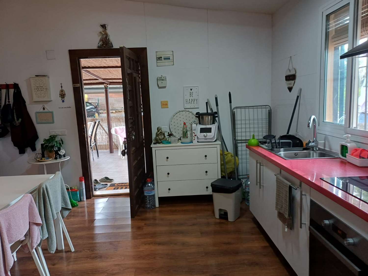 Complesso residenziale in ardesia con 5 case e piscina.
