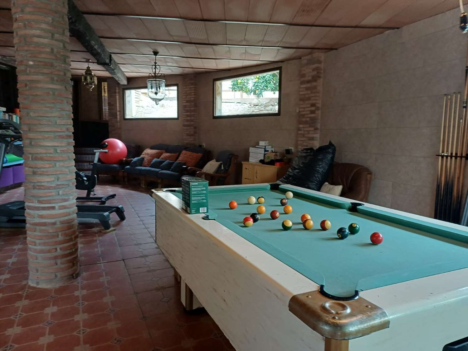 Complesso residenziale in ardesia con 5 case e piscina.