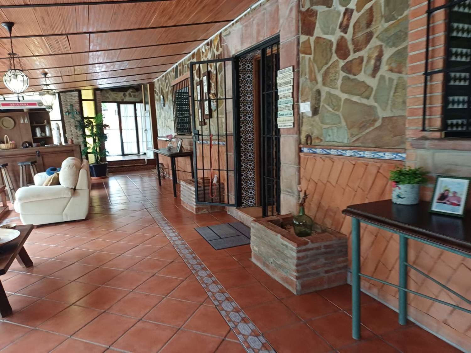 Complesso residenziale in ardesia con 5 case e piscina.