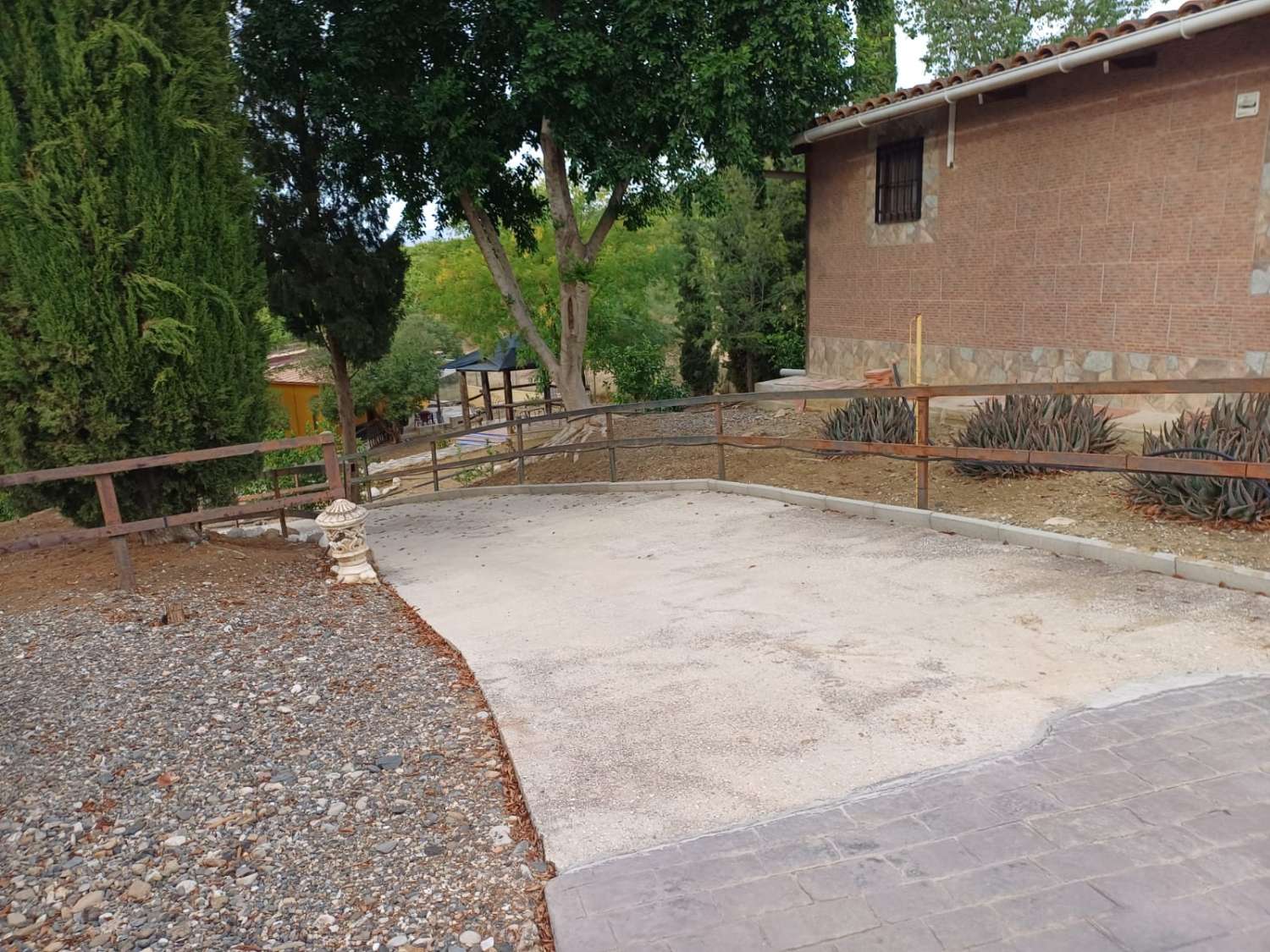 Complesso residenziale in ardesia con 5 case e piscina.