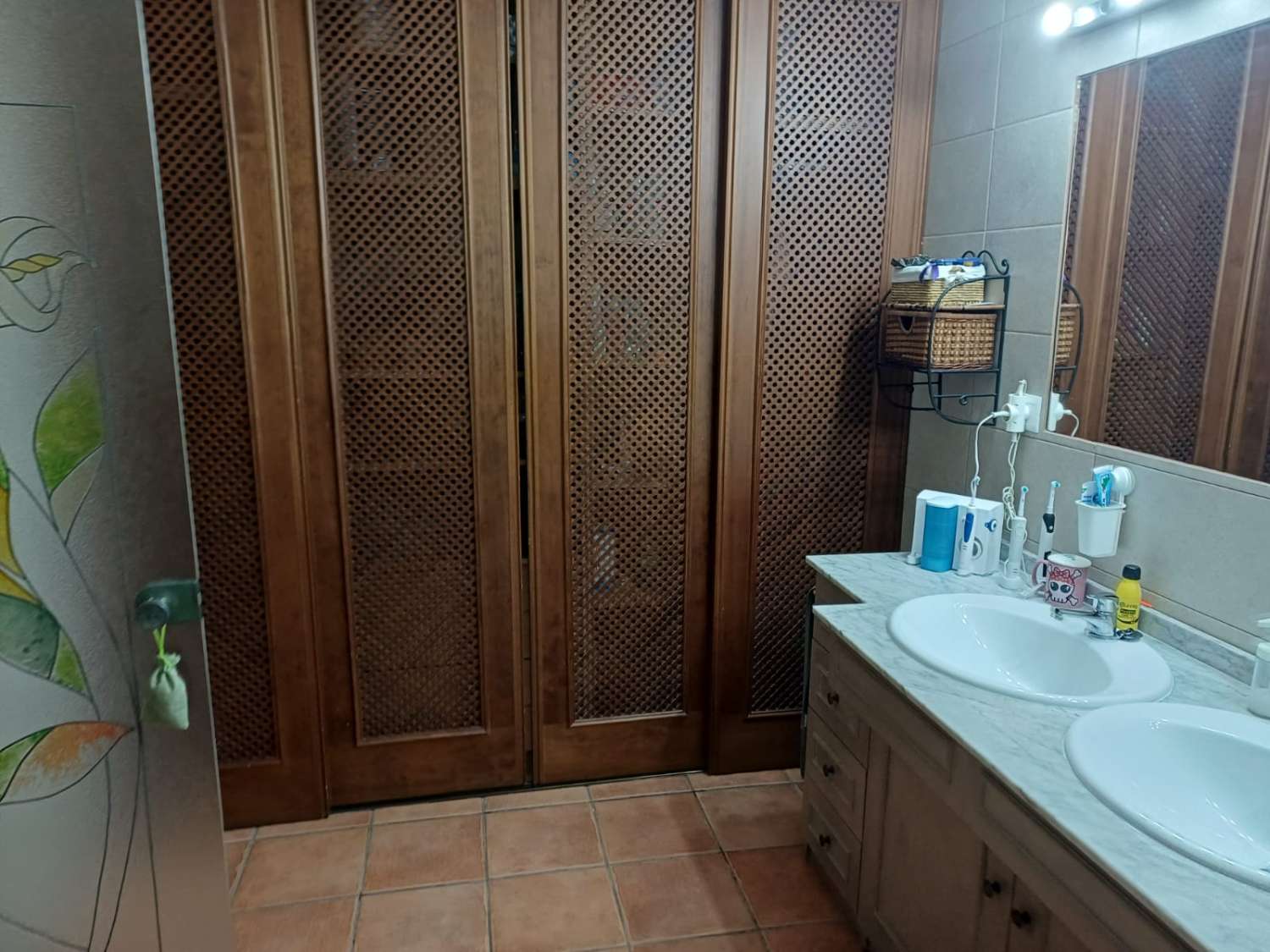 Complesso residenziale in ardesia con 5 case e piscina.