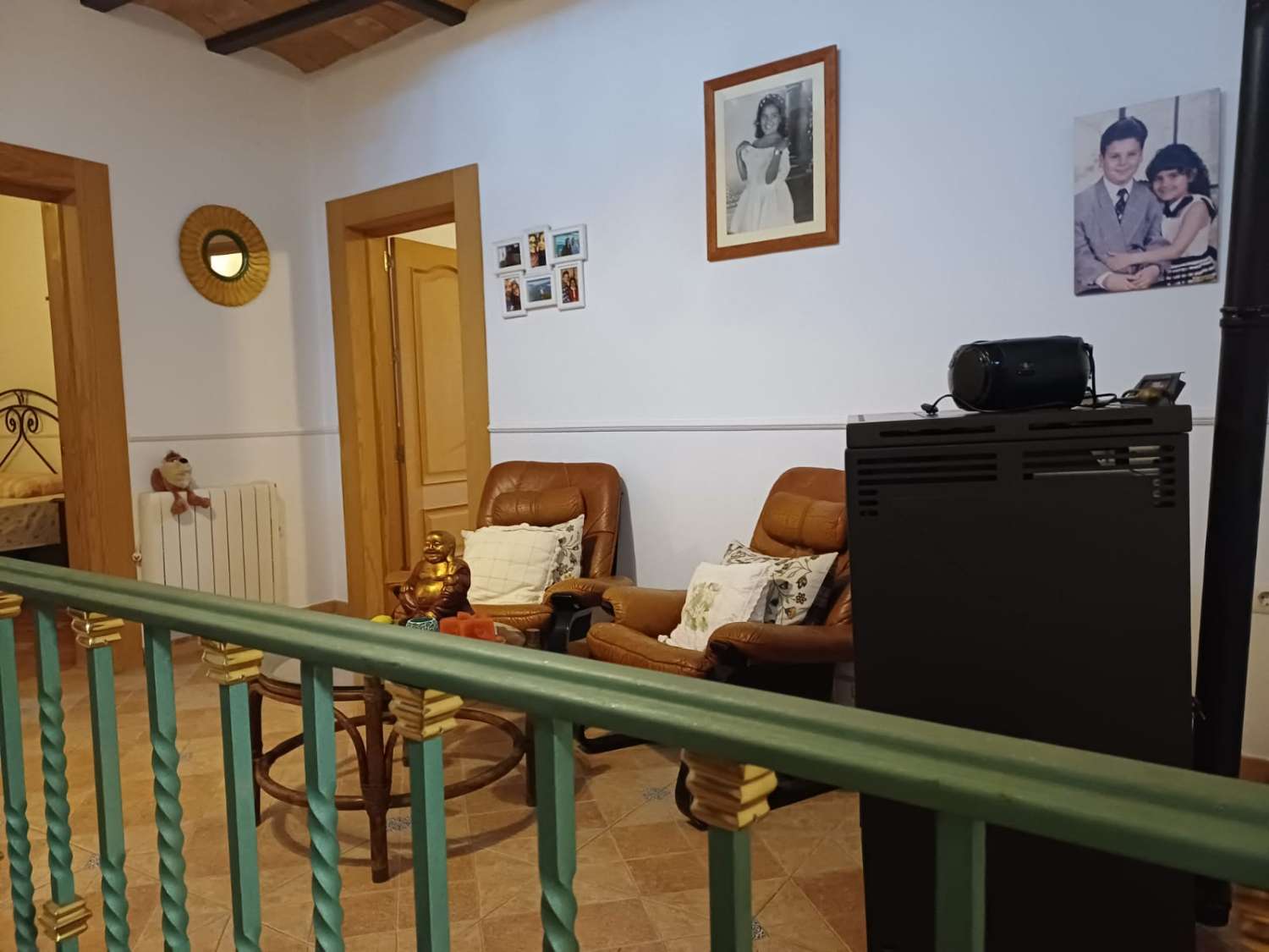 Complesso residenziale in ardesia con 5 case e piscina.