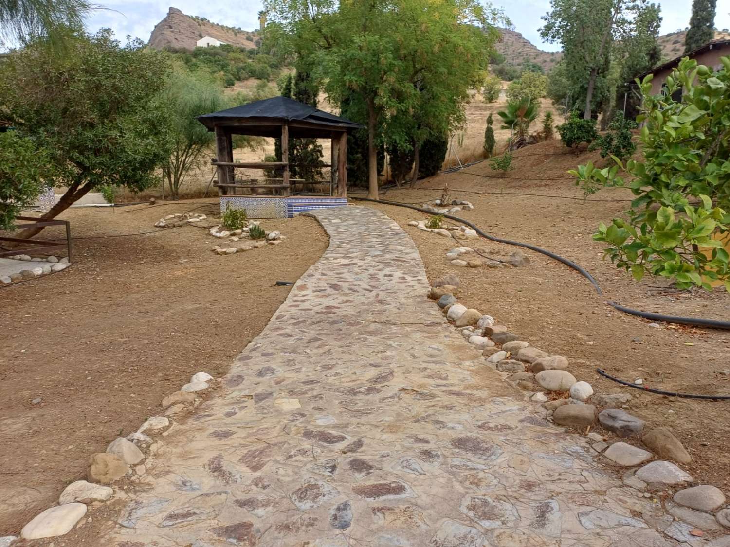 Complesso residenziale in ardesia con 5 case e piscina.