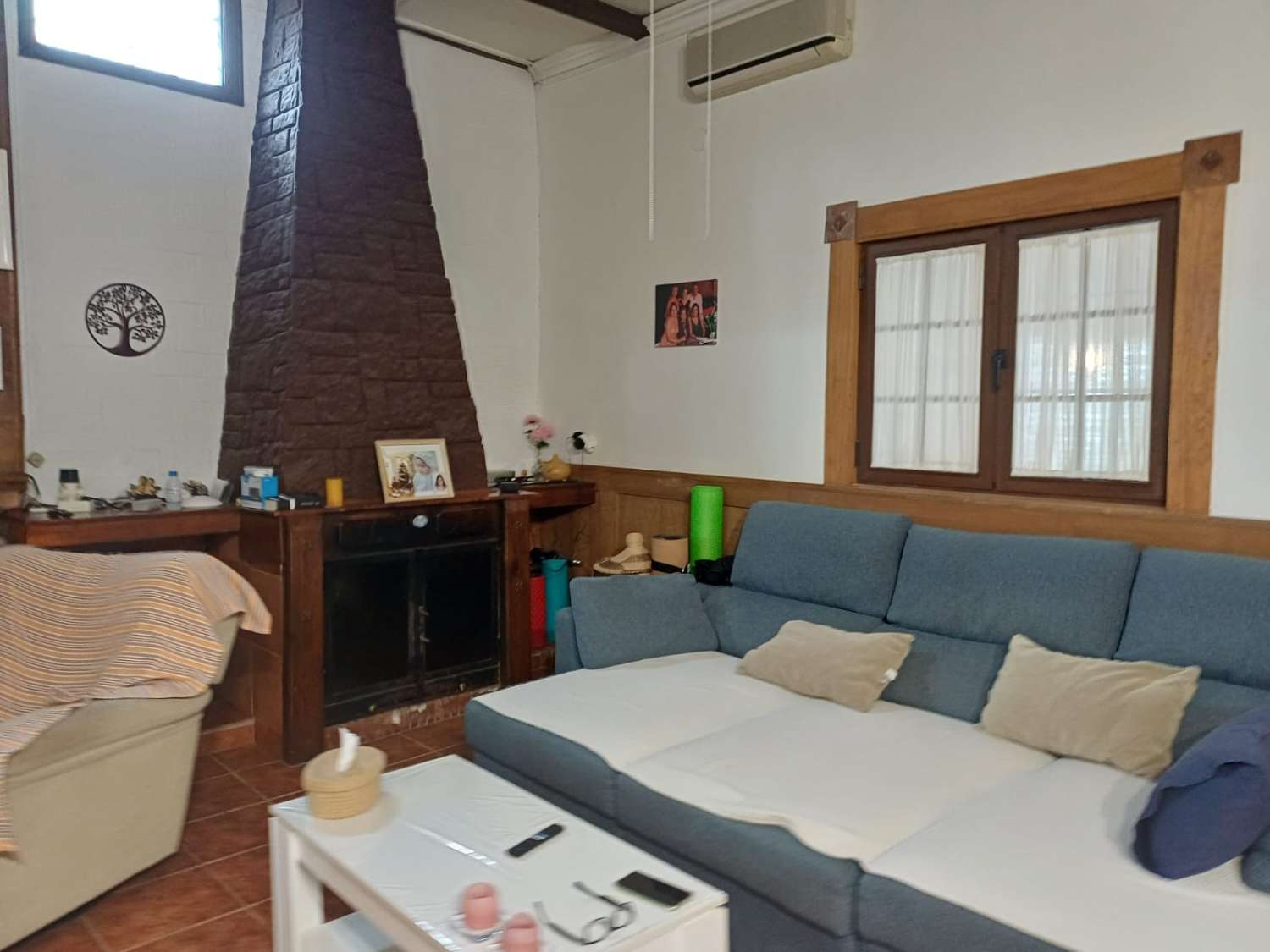 Complesso residenziale in ardesia con 5 case e piscina.