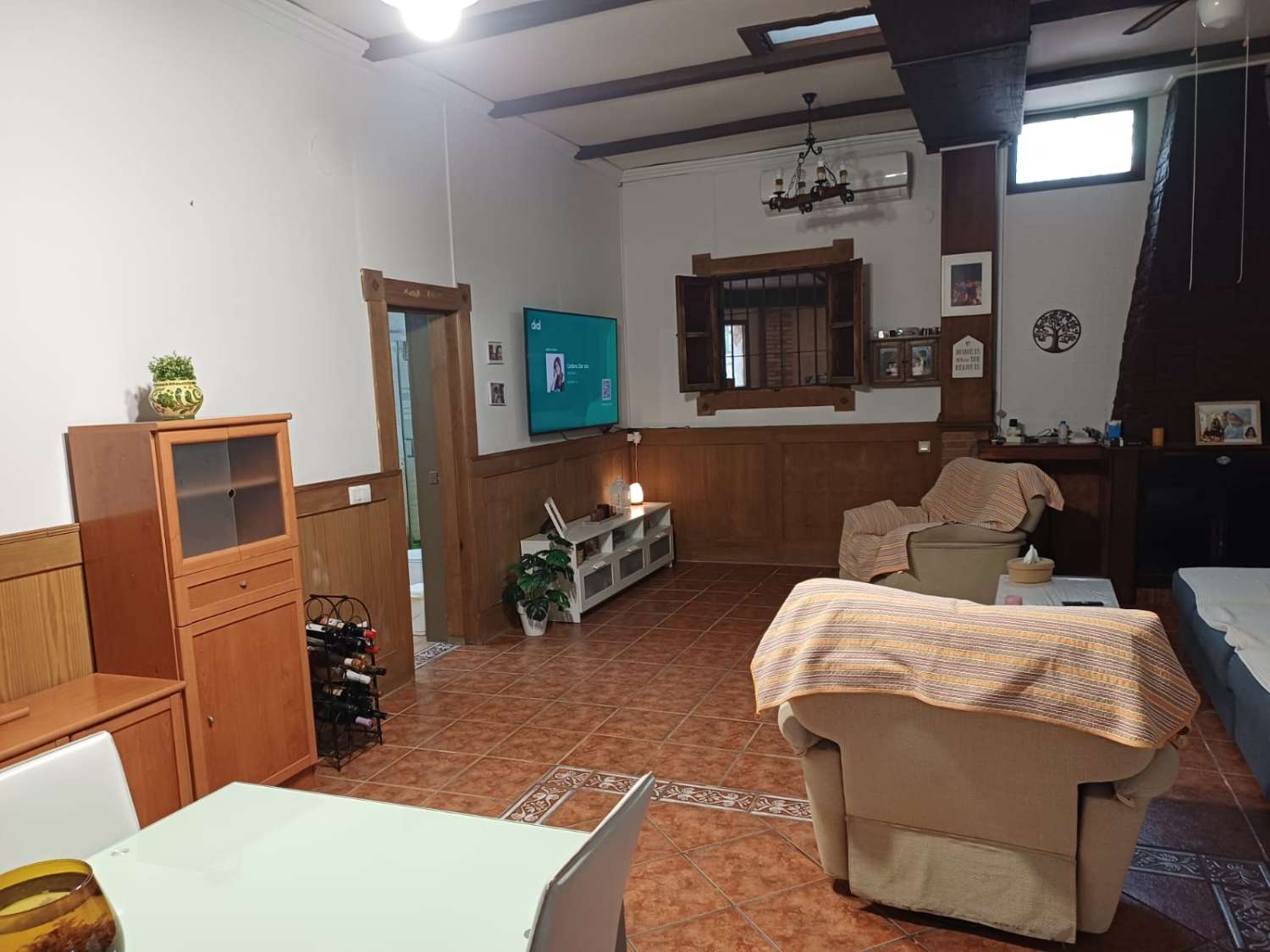 Complesso residenziale in ardesia con 5 case e piscina.