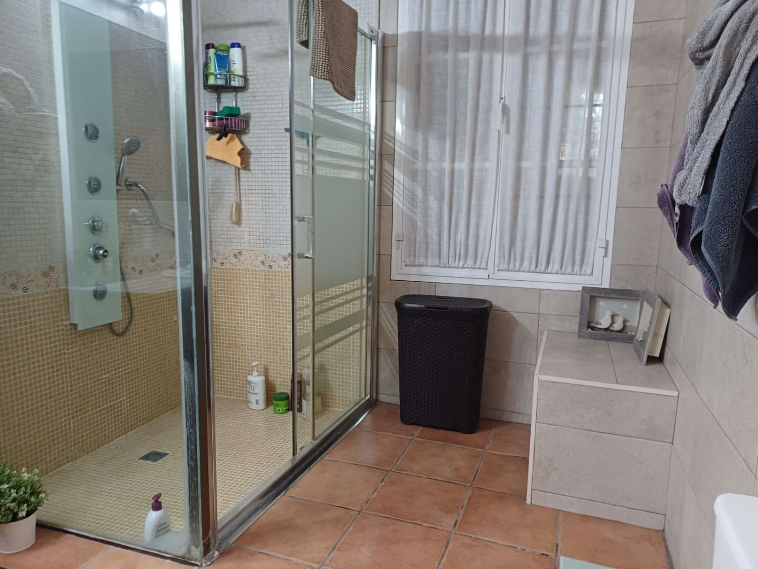 Complesso residenziale in ardesia con 5 case e piscina.