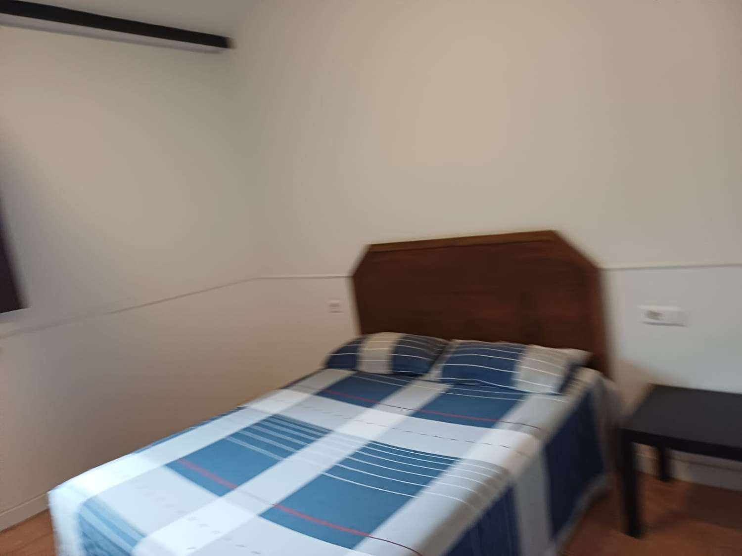 Complesso residenziale in ardesia con 5 case e piscina.