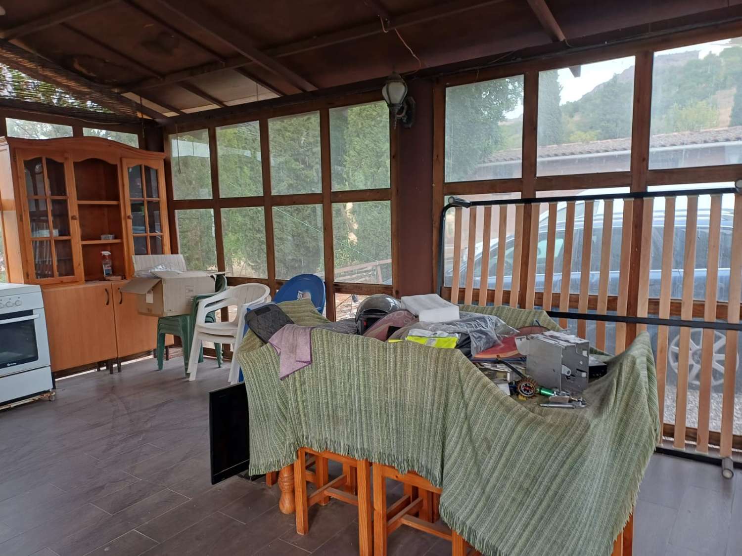 Complesso residenziale in ardesia con 5 case e piscina.