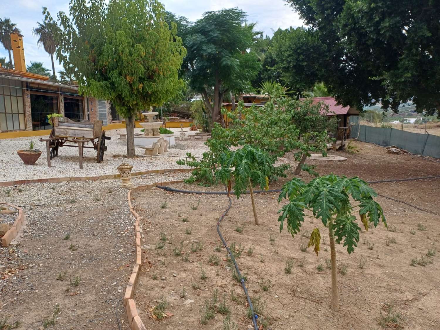 Complesso residenziale in ardesia con 5 case e piscina.