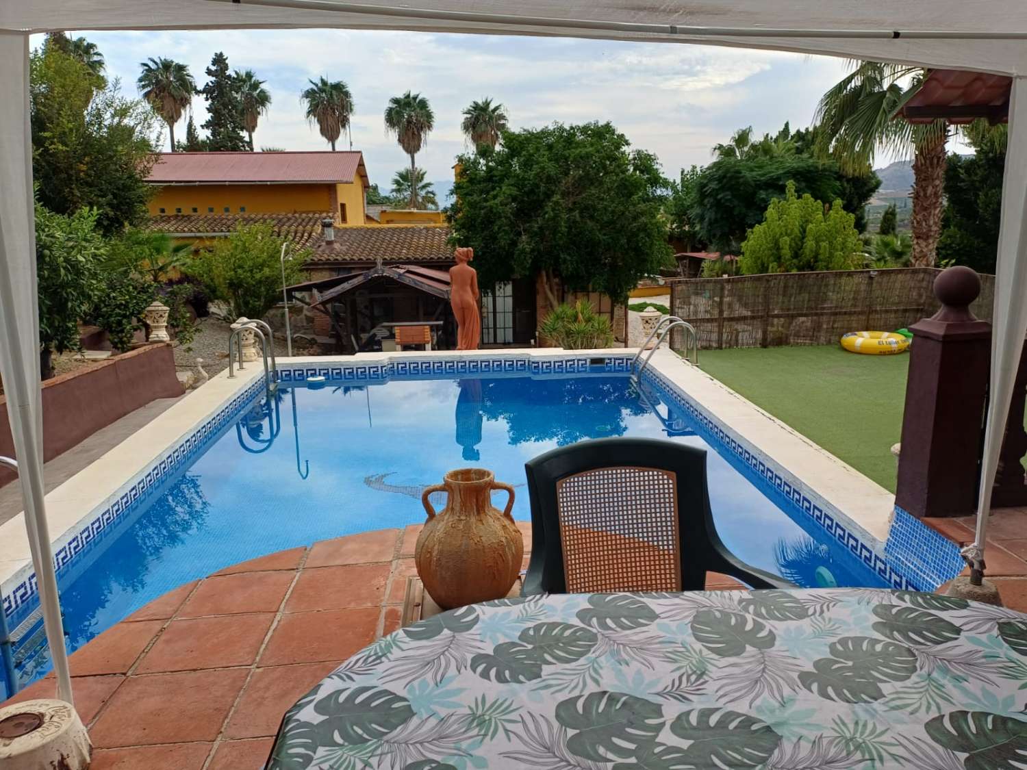 Complesso residenziale in ardesia con 5 case e piscina.