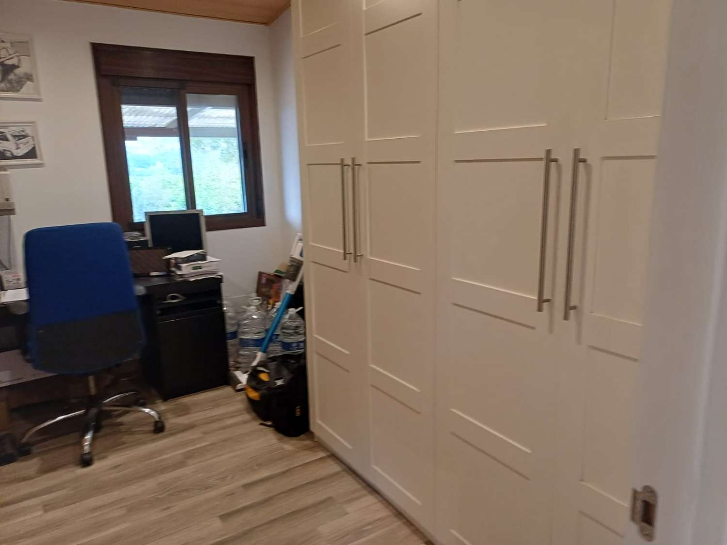 Complesso residenziale in ardesia con 5 case e piscina.