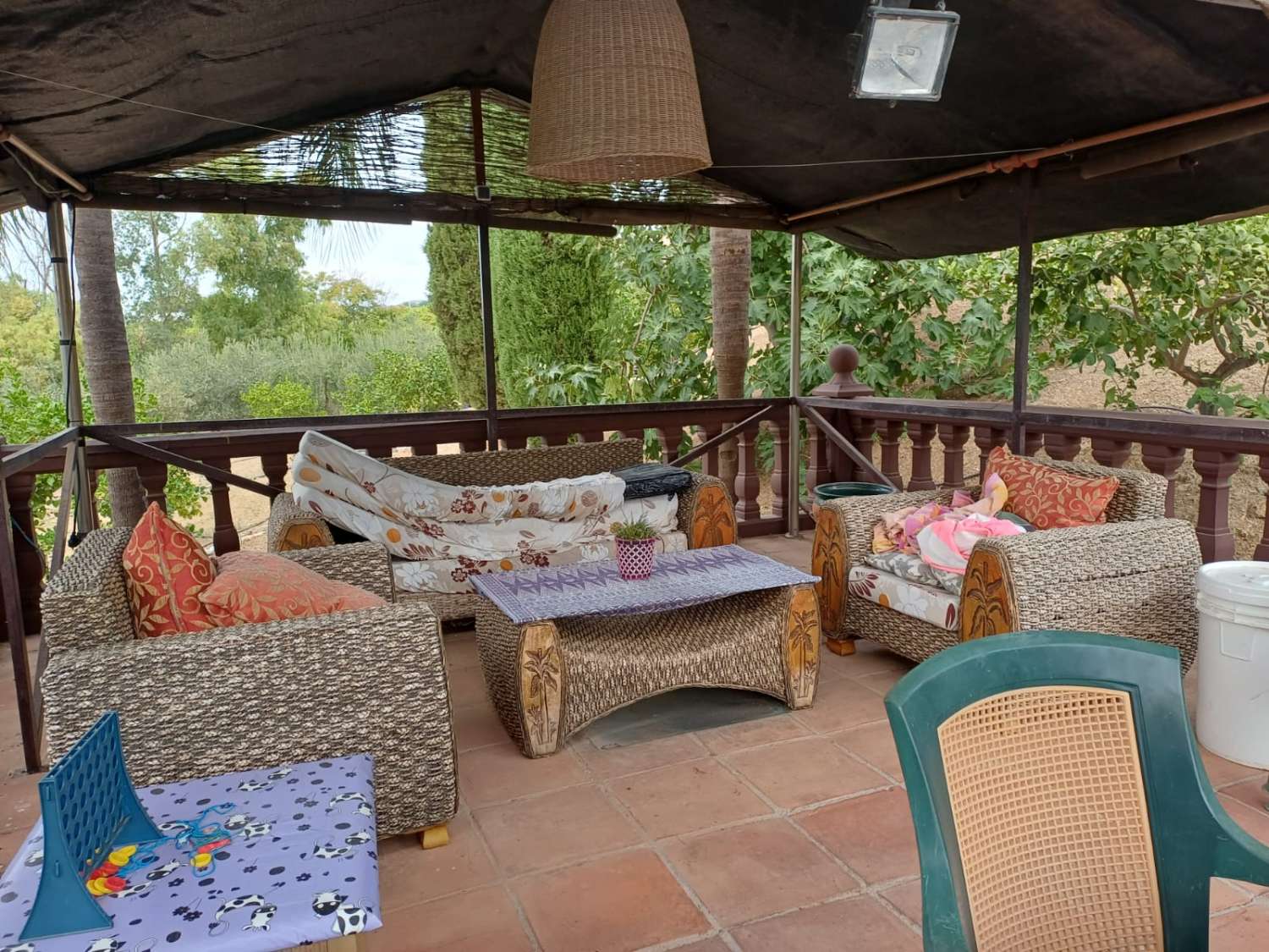 Complesso residenziale in ardesia con 5 case e piscina.