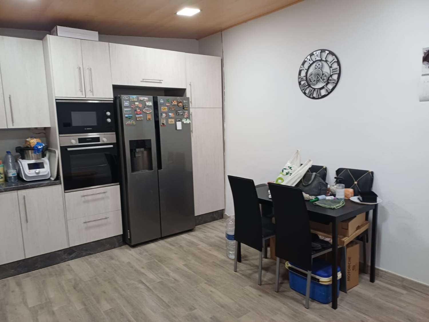 Complesso residenziale in ardesia con 5 case e piscina.