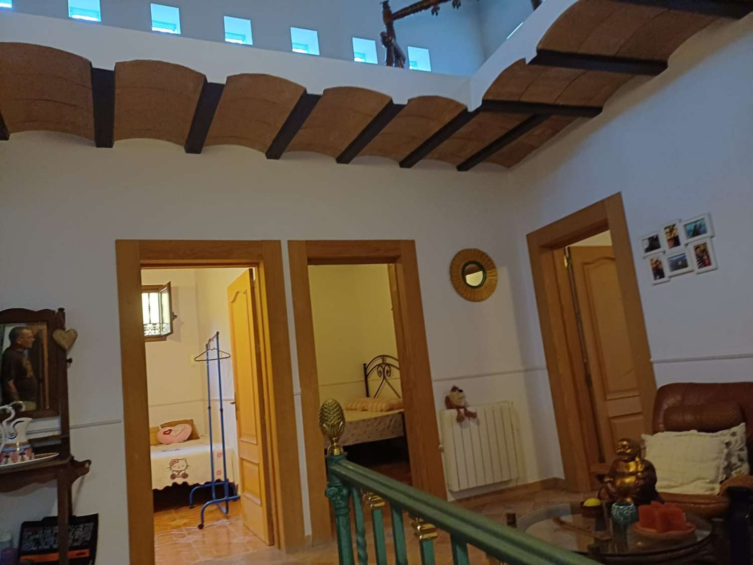 Complesso residenziale in ardesia con 5 case e piscina.