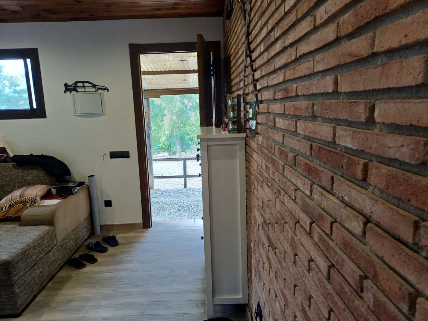 Complesso residenziale in ardesia con 5 case e piscina.