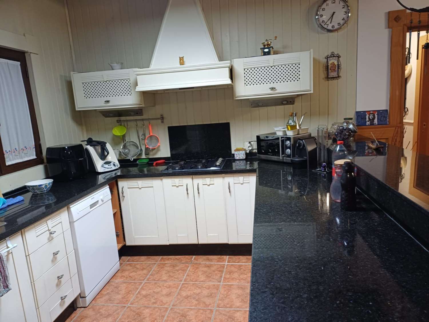 Complesso residenziale in ardesia con 5 case e piscina.