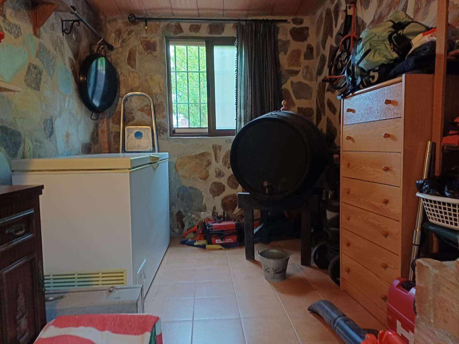 Complesso residenziale in ardesia con 5 case e piscina.