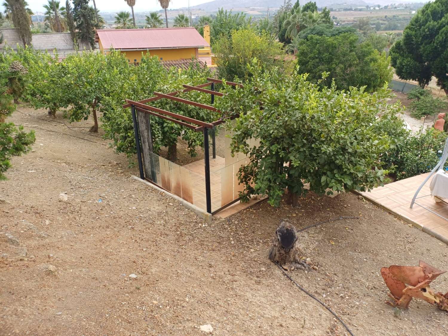 Complesso residenziale in ardesia con 5 case e piscina.