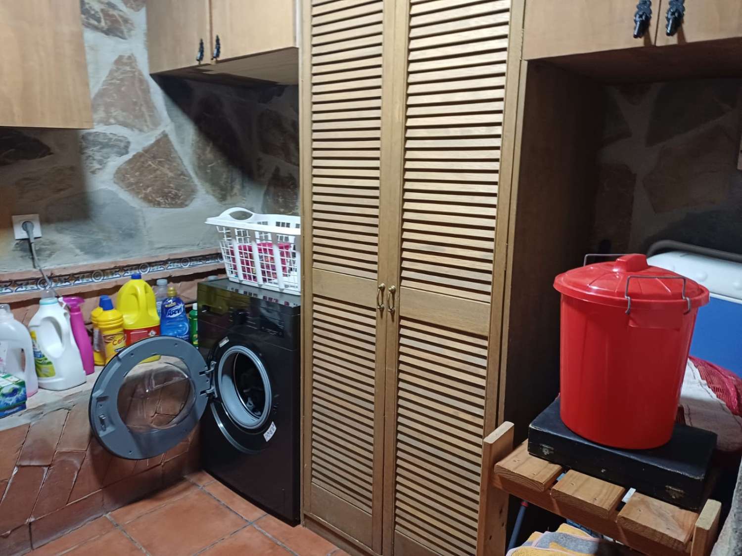 Complesso residenziale in ardesia con 5 case e piscina.