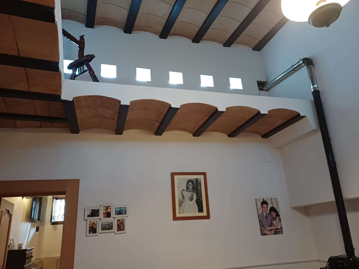 Complesso residenziale in ardesia con 5 case e piscina.