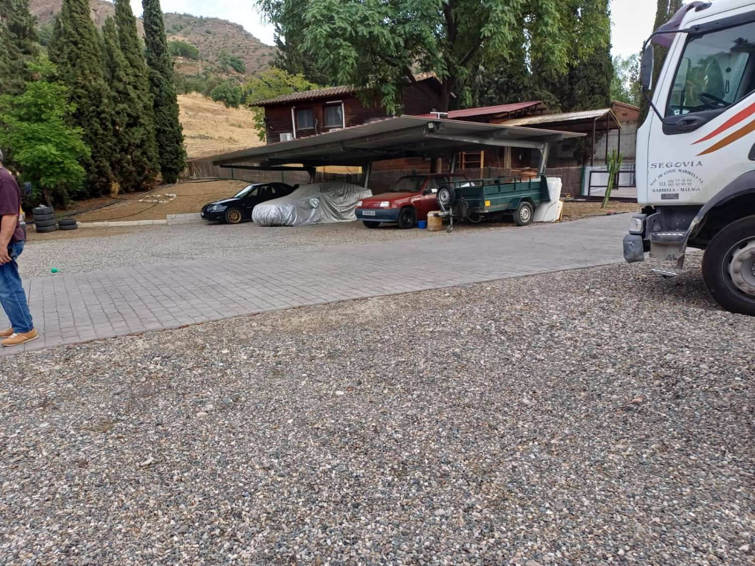 Complesso residenziale in ardesia con 5 case e piscina.
