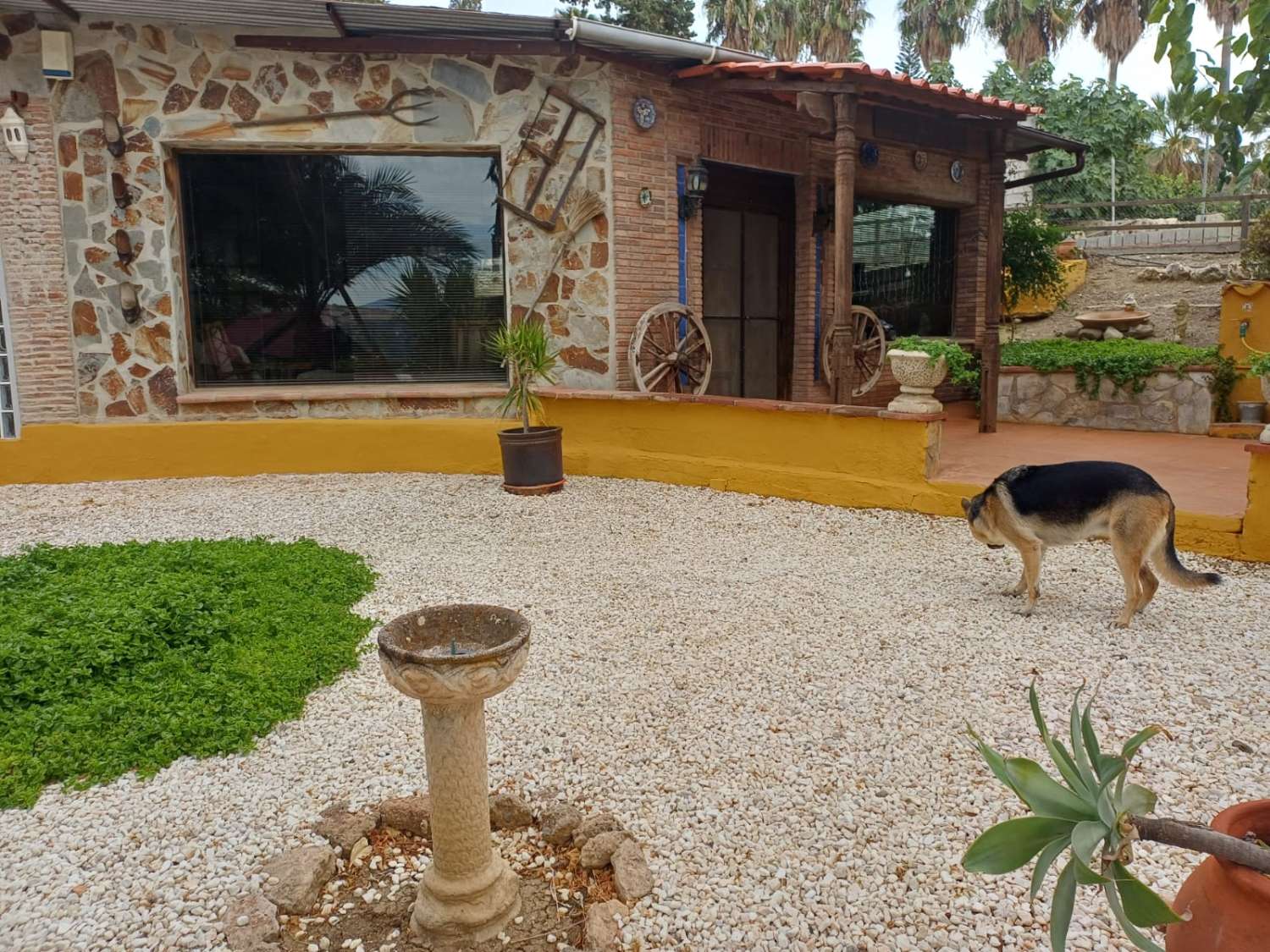 Complesso residenziale in ardesia con 5 case e piscina.