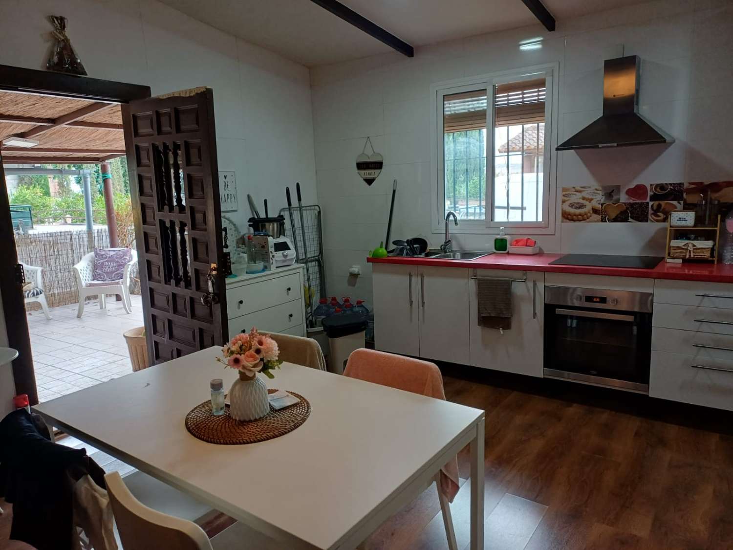 Complesso residenziale in ardesia con 5 case e piscina.