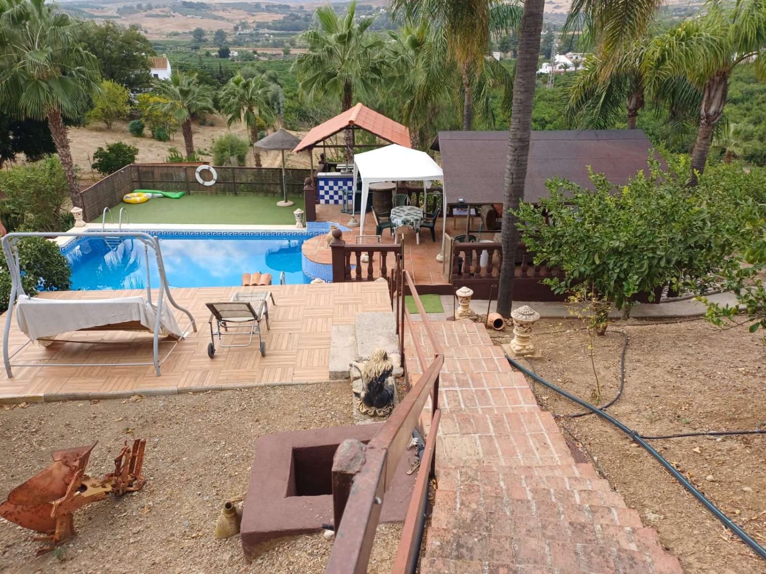 Complesso residenziale in ardesia con 5 case e piscina.