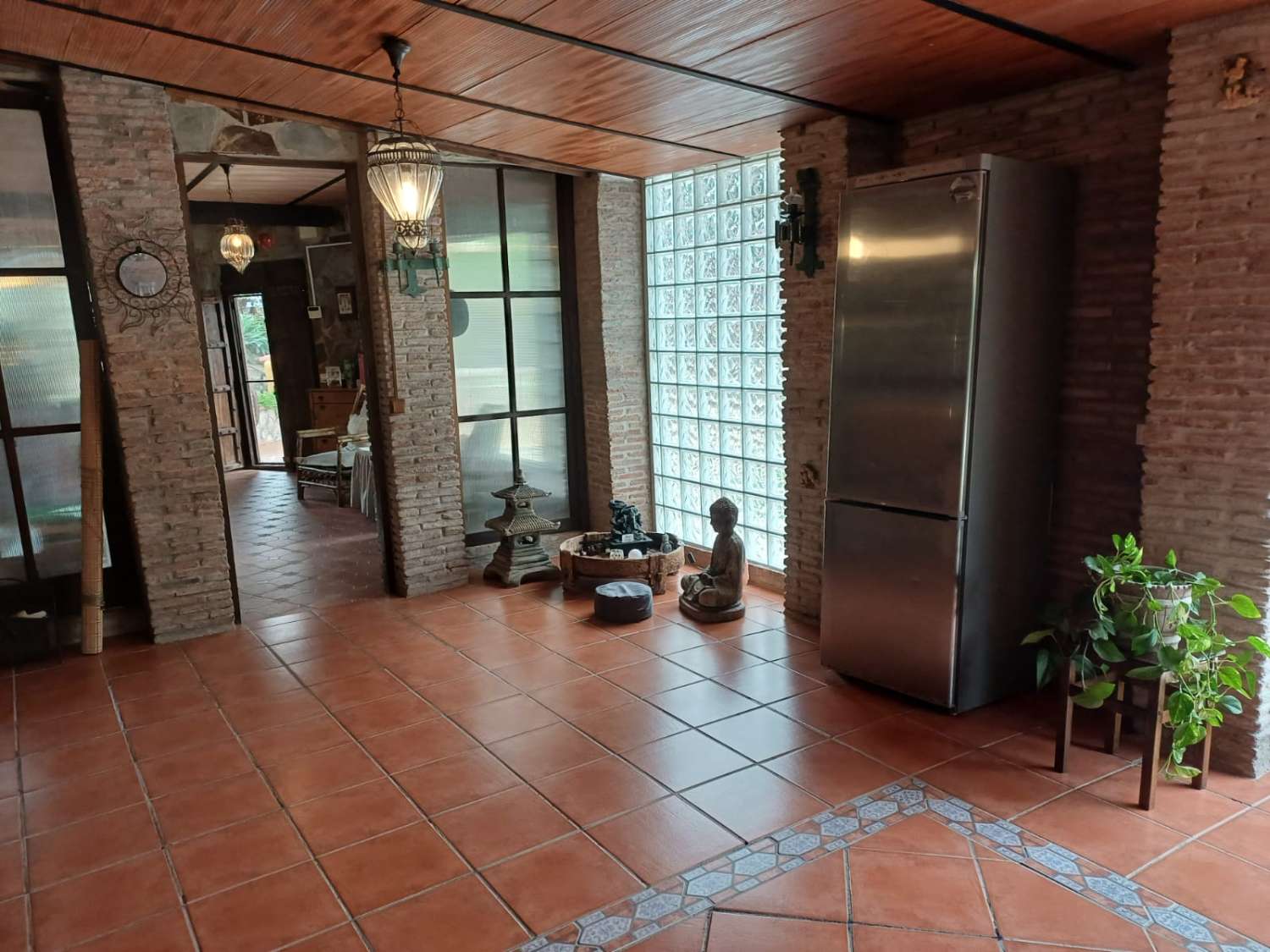 Complesso residenziale in ardesia con 5 case e piscina.