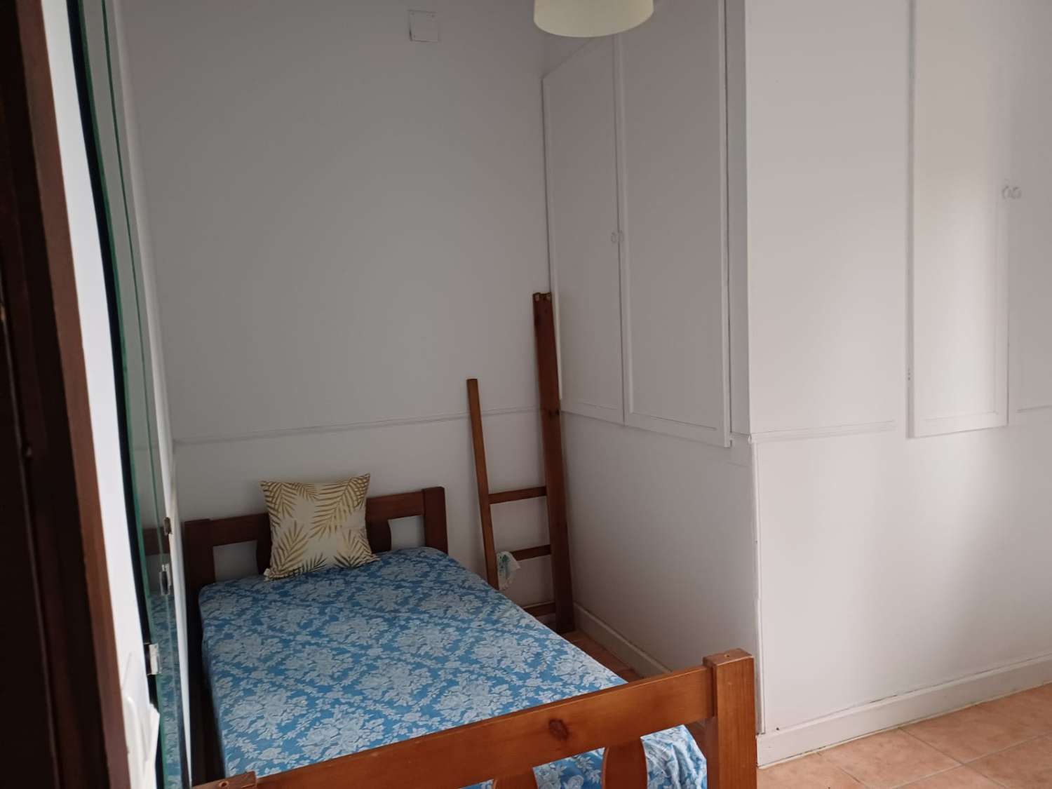 Complesso residenziale in ardesia con 5 case e piscina.