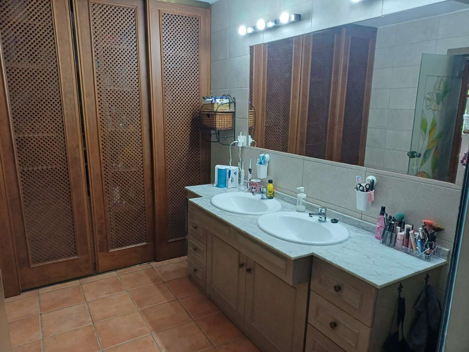 Complesso residenziale in ardesia con 5 case e piscina.