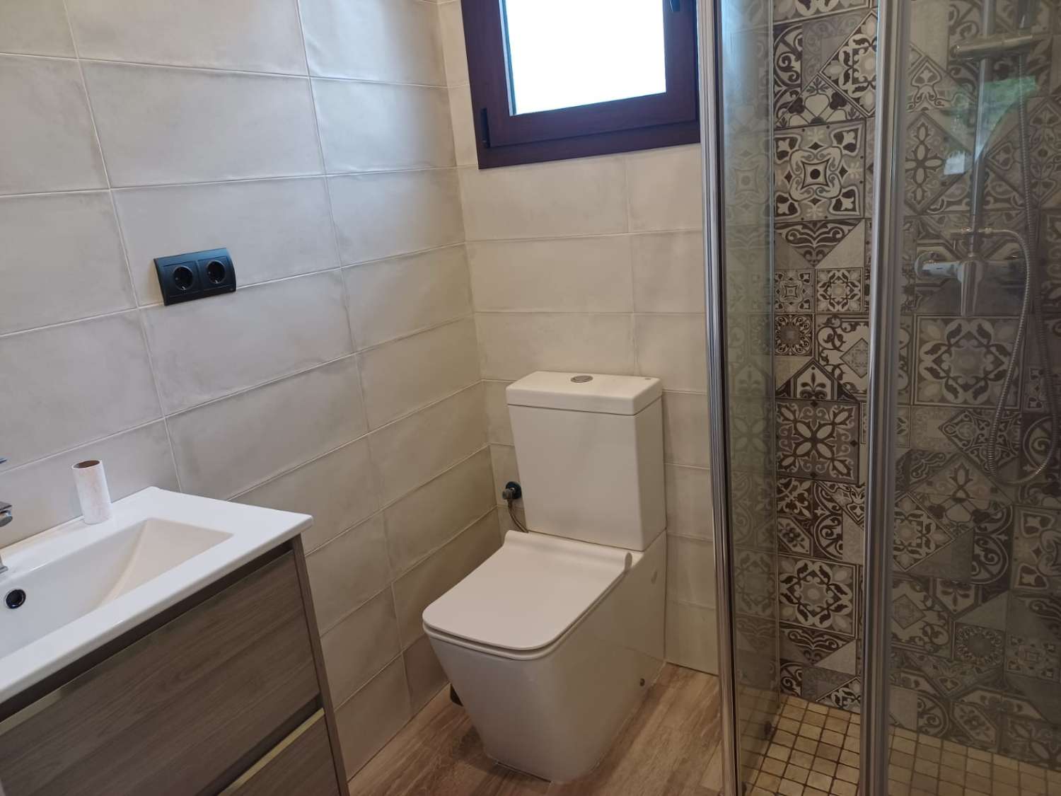 Complesso residenziale in ardesia con 5 case e piscina.