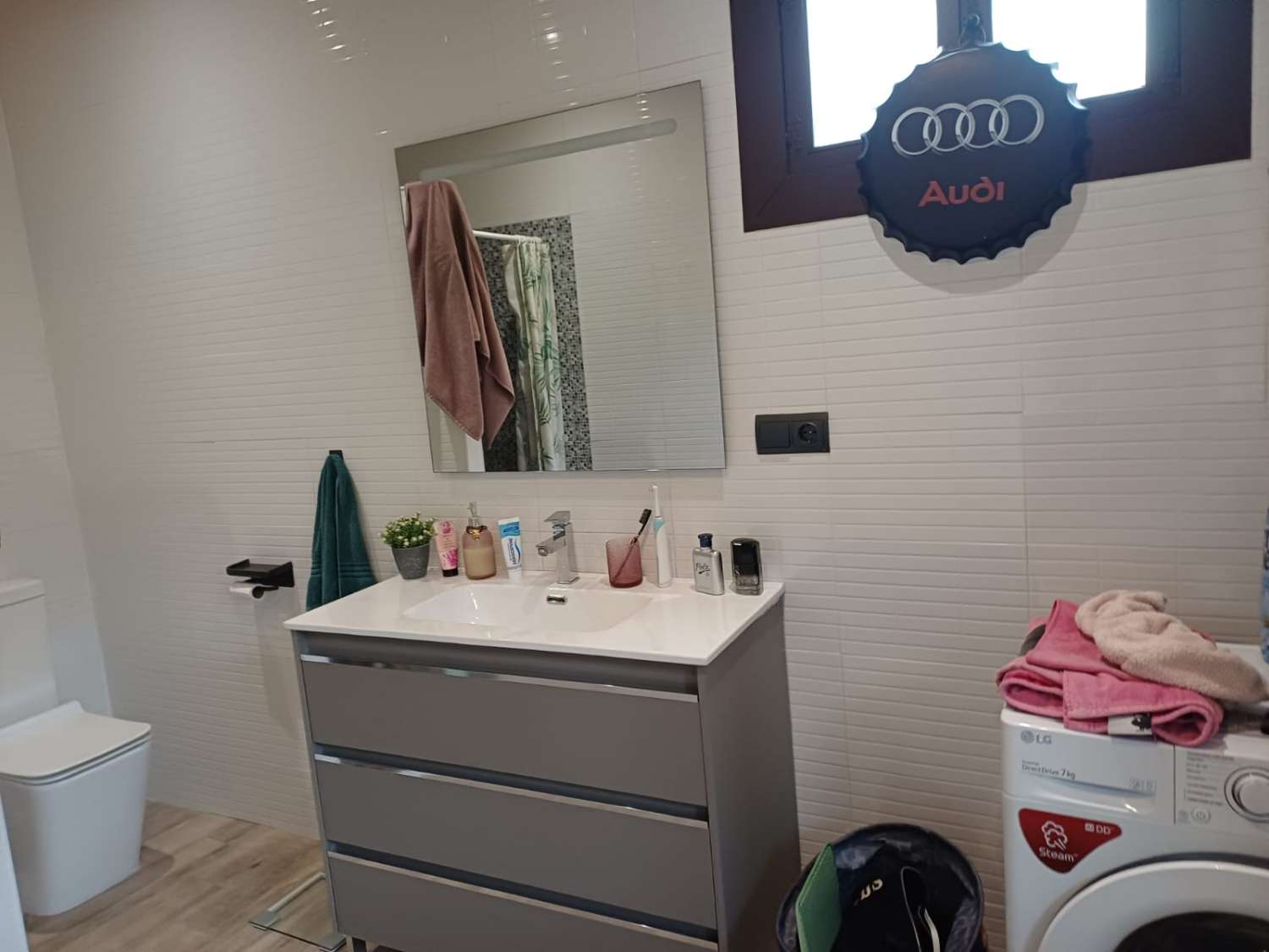 Complesso residenziale in ardesia con 5 case e piscina.