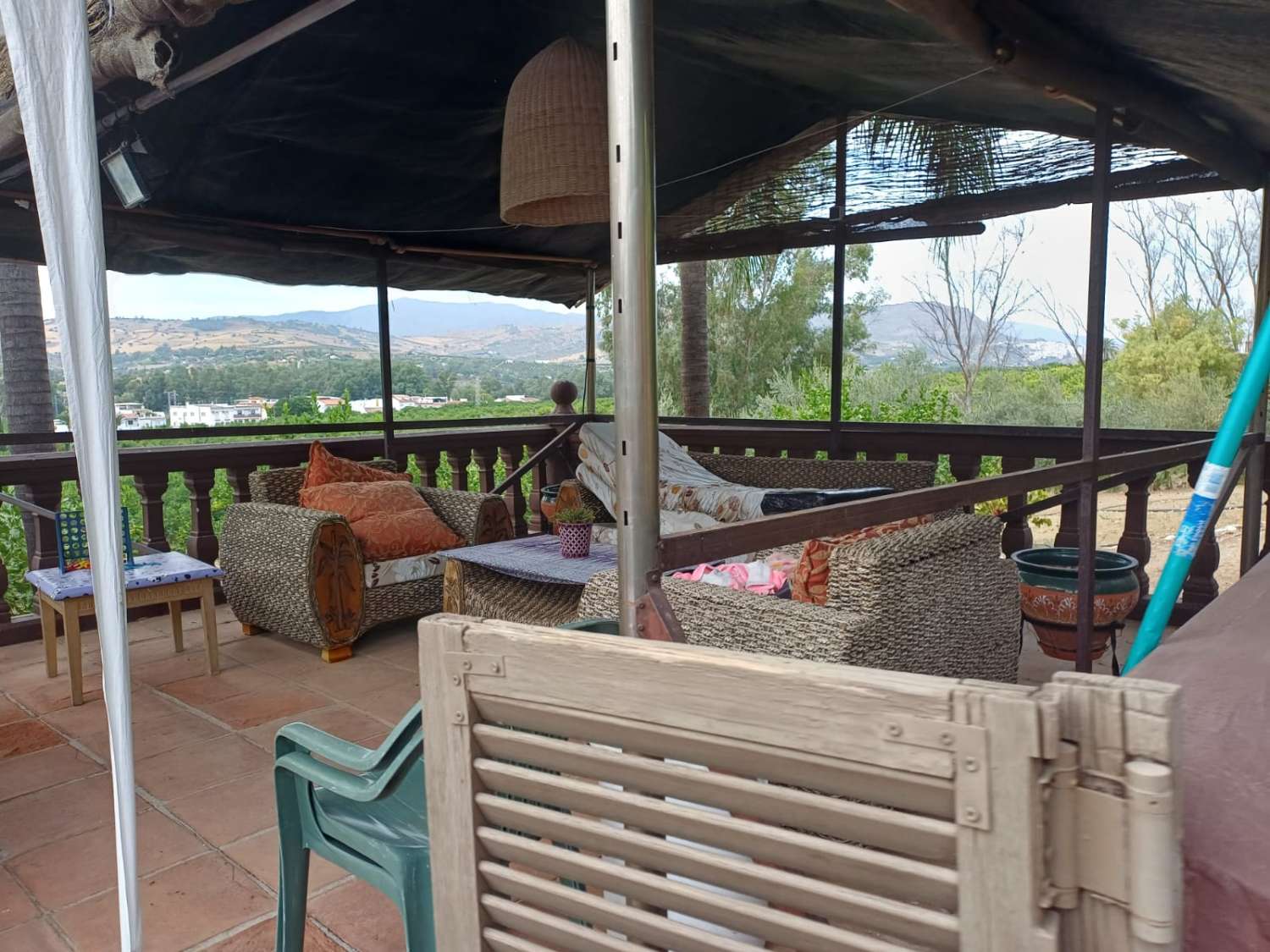 Complesso residenziale in ardesia con 5 case e piscina.